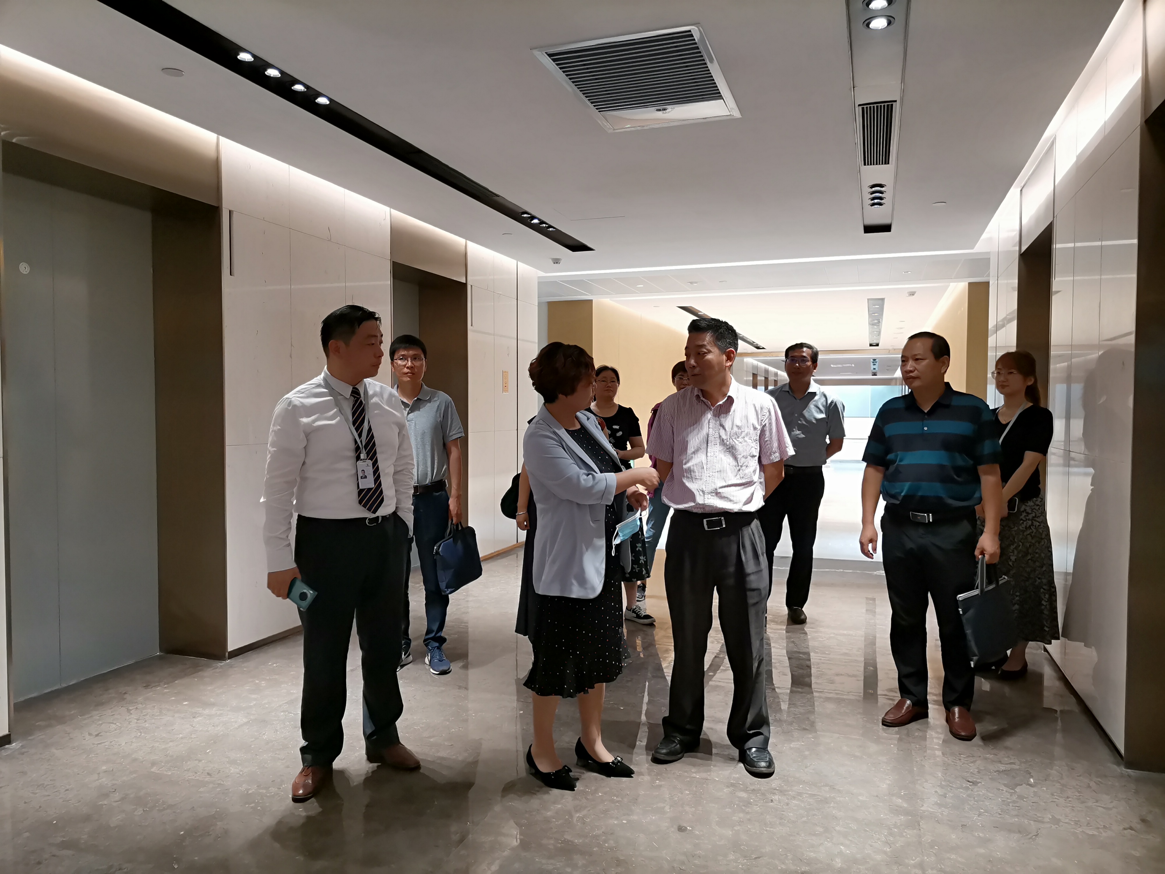 南京市委统战部领导调研熊猫·万谷金融科技中心