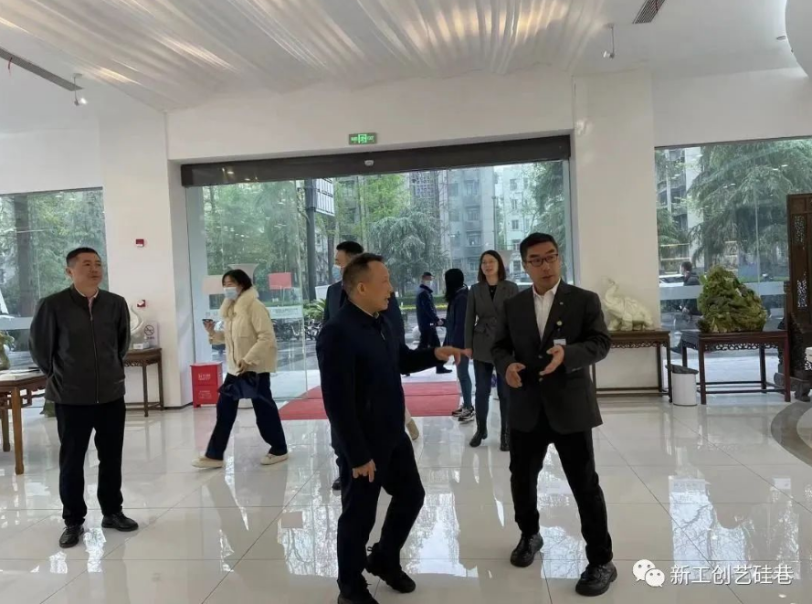 罗昌锋书记一行莅临新工创艺硅巷参观调研